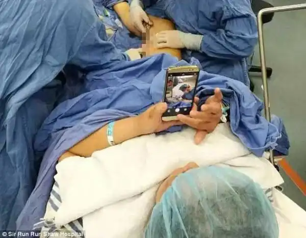 Nervous Woman Allowed To Play With Her Mobile Phone During Surgery. Photos